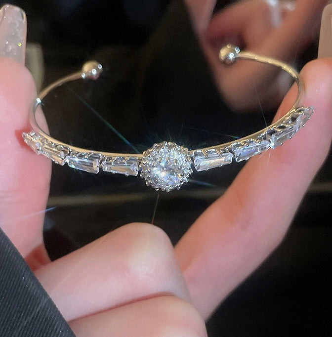 Elegant zircon Bangle