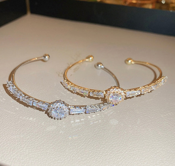 Elegant zircon Bangle