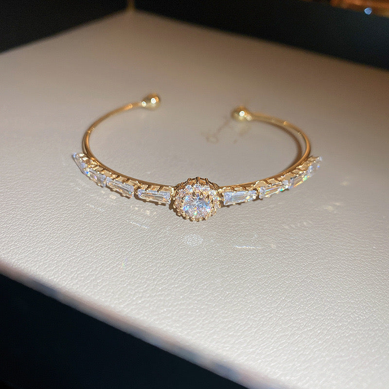 Elegant zircon Bangle