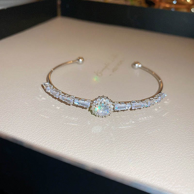 Elegant zircon Bangle